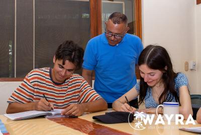 Lehrer hilft Schülern beim Spanischlernen in Costa Rica